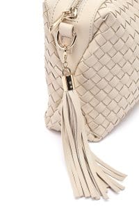 کیف کراس بادی زنانه چرم کرم بافت‌دار دری مد