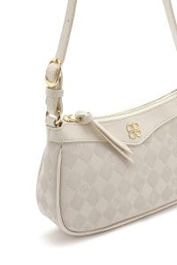 کیف کراس بادی زنانه چرم کرم چاپ‌دار دری مد