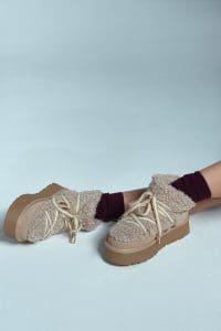 بوت زنانه بژ چرمی لژدار و خزدار دری مد