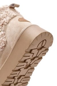 بوت زنانه بژ چرمی لژدار و خزدار دری مد