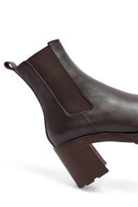 بوت زنانه قهوه‌ای چرمی پاشنه ضخیم دری مد