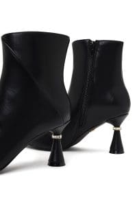 بوت زنانه مشکی زیپ‌دار پاشنه‌دار با جزئیات نگین‌دار دری مد