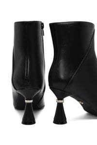 بوت زنانه مشکی زیپ‌دار پاشنه‌دار با جزئیات نگین‌دار دری مد