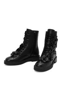 بوت زنانه مشکی چرمی بنددار زیپ‌دار جزئیات دری مد