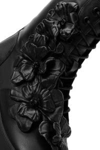 بوت زنانه مشکی چرمی بنددار زیپ‌دار جزئیات دری مد