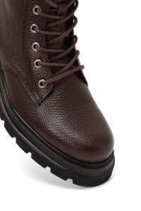 بوت زنانه چرم قهوه‌ای زیپ‌دار بنددار دری مد