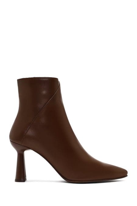 بوت زنانه چرم قهوه‌ای زیپ‌دار پاشنه‌نازک دری مد