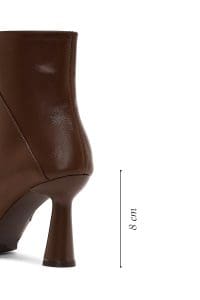 بوت زنانه چرم قهوه‌ای زیپ‌دار پاشنه‌نازک دری مد