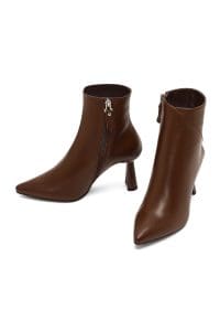 بوت زنانه چرم قهوه‌ای زیپ‌دار پاشنه‌نازک دری مد