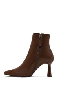 بوت زنانه چرم قهوه‌ای زیپ‌دار پاشنه‌نازک دری مد