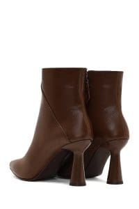 بوت زنانه چرم قهوه‌ای زیپ‌دار پاشنه‌نازک دری مد