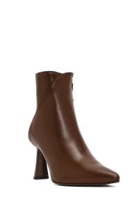 بوت زنانه چرم قهوه‌ای زیپ‌دار پاشنه‌نازک دری مد