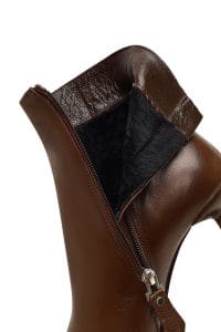 بوت زنانه چرم قهوه‌ای زیپ‌دار پاشنه‌نازک دری مد