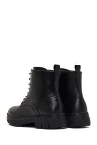 بوت زنانه چرم مشکی زیپ‌دار تخت‌ضخیم بنددار دری مد