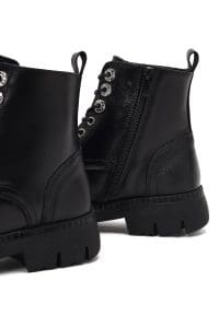 بوت زنانه چرم مشکی زیپ‌دار تخت‌ضخیم بنددار دری مد