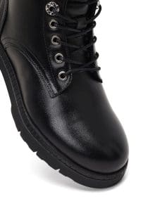 بوت زنانه چرم مشکی زیپ‌دار تخت‌ضخیم بنددار دری مد