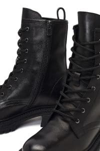 بوت زنانه چرم مشکی زیپ‌دار تخت‌ضخیم دری مد