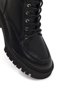 بوت زنانه چرم مشکی زیپ‌دار پاشنه‌ضخیم بنددار دری مد