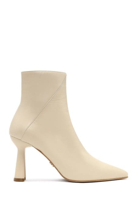 بوت زنانه چرم کرم زیپ‌دار پاشنه‌نازک دری مد