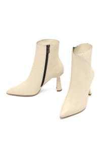 بوت زنانه چرم کرم زیپ‌دار پاشنه‌نازک دری مد