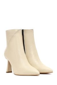 بوت زنانه چرم کرم زیپ‌دار پاشنه‌نازک دری مد