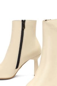 بوت زنانه چرم کرم زیپ‌دار پاشنه‌نازک دری مد