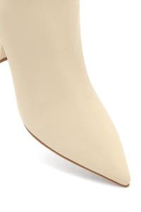 بوت زنانه چرم کرم زیپ‌دار پاشنه‌نازک دری مد