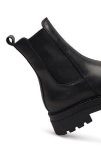 بوت چلسی زنانه چرم مشکی تخت‌ضخیم دری مد