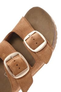 دمپایی زنانه چرمی جیر قهوه ای روشن سگک‌دار دری مد