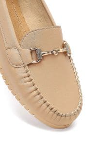 کفش لوفر زنانه بژ چرمی بنددار دری مد