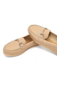 کفش لوفر زنانه بژ چرمی بنددار دری مد