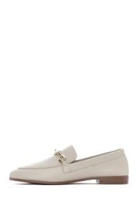 کفش لوفر زنانه کرم چرمی بنددار دری مد