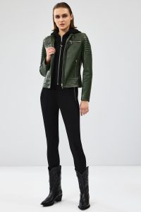 کت چرم کوتاه کلاهدار خاکی زنانه زوم دری مد