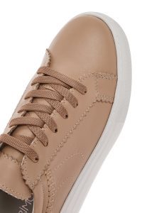 کتونی زنونه چرم بژ بنددار با زیره ضخیم دری مد