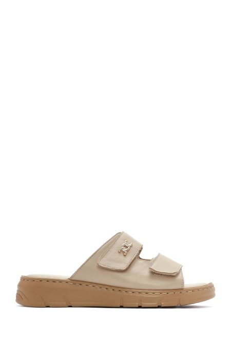 دمپایی راحتی زنانه چرم بژ دو بندی دری مد