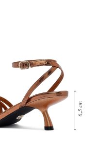 صندل زنانه برنزی متالیک پاشنه‌نازک کوتاه دری مد