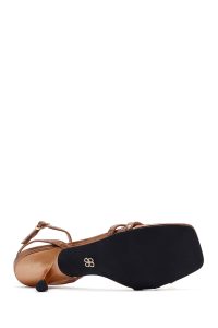 صندل زنانه برنزی متالیک پاشنه‌نازک کوتاه دری مد