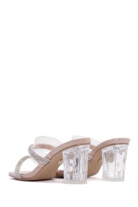 صندل زنانه بژ نگین‌دار شفاف پاشنه‌ضخیم دری مد