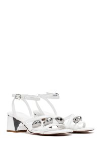 صندل زنانه سفید بنددار پاشنه‌ضخیم کوتاه دری مد