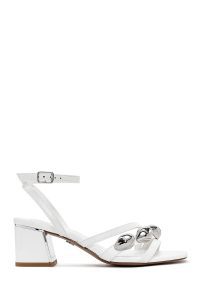 صندل زنانه سفید بنددار پاشنه‌ضخیم کوتاه دری مد