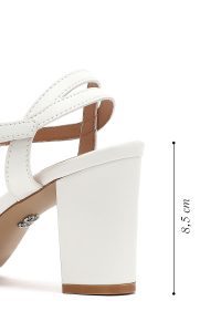 صندل زنانه سفید بنددار پاشنه‌ضخیم کوتاه دری مد