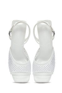 صندل زنانه سفید نگین‌دار شفاف پاشنه‌ضخیم بنددار دری مد