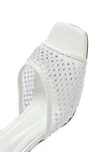 صندل زنانه سفید نگین‌دار شفاف پاشنه‌ضخیم بنددار دری مد