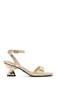 صندل زنانه طلایی متالیک پاشنه‌ضخیم بنددار دری مد