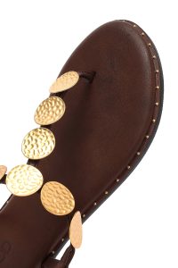 صندل زنانه قهوه‌ای جزئیات فلزی انگشتی دری مد