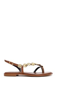 صندل زنانه قهوه‌ای جزئیات فلزی چرم انگشتی دری مد