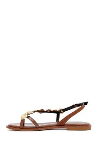 صندل زنانه قهوه‌ای جزئیات فلزی چرم انگشتی دری مد