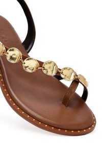 صندل زنانه قهوه‌ای جزئیات فلزی چرم انگشتی دری مد