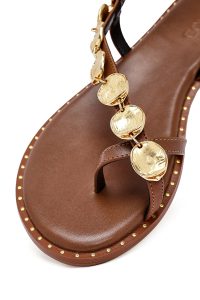 صندل زنانه قهوه‌ای جزئیات فلزی چرم انگشتی دری مد