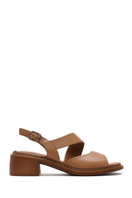 صندل زنانه قهوه‌ای روشن چرم پاشنه‌کوتاه بنددار دری مد